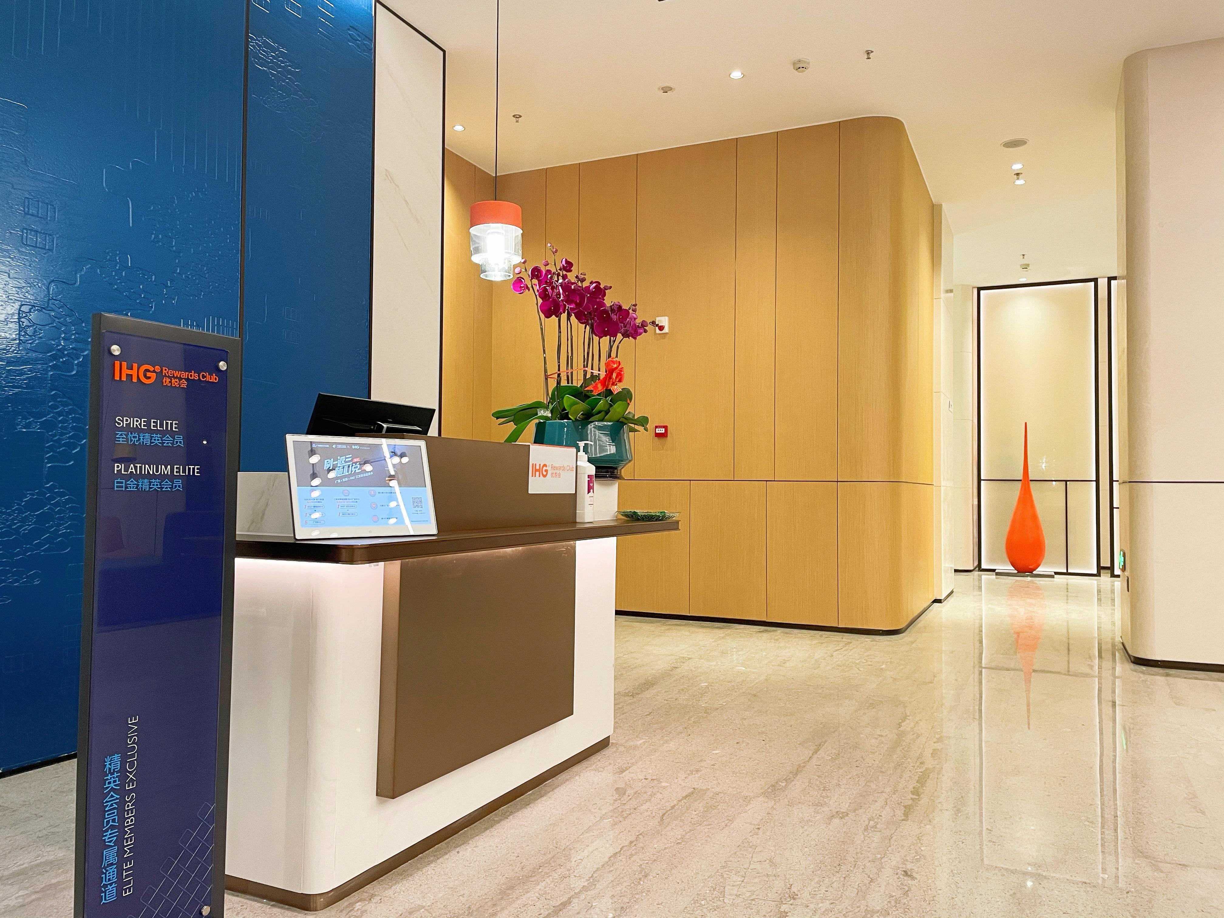 Holiday Inn Express Shenzhen Longhua By Ihg Exteriör bild
